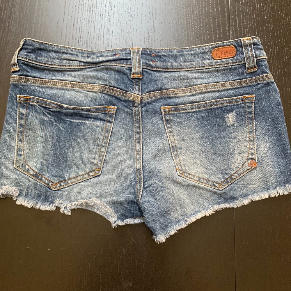 DITTOS Low Rise Cut Off Jean Shorts - Picture 2 of 2